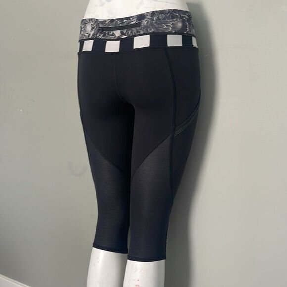 Lululemon size 4 capris - Picture 2 of 2